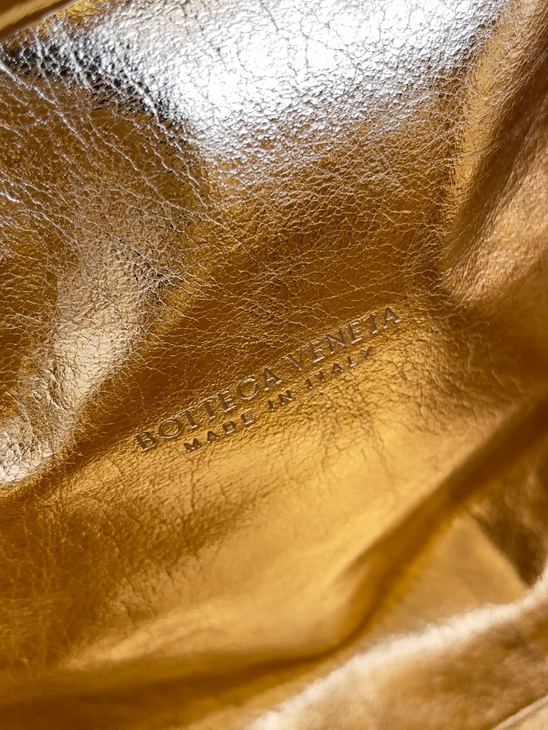 Batch 2260 BOTTEGA VENETA Lady's LAUREN CLUTCH Chain Clutch was inspired by 40 years ago. It is a perfect fusion of classic and modern bags. It is effortless and fashionable for any occasion and at any time. The newly added detachable metal chain allows people to have more ways to carry it. It is grand and elegant. Style No.: 785807 Size: 31.5*16.5*11cm
